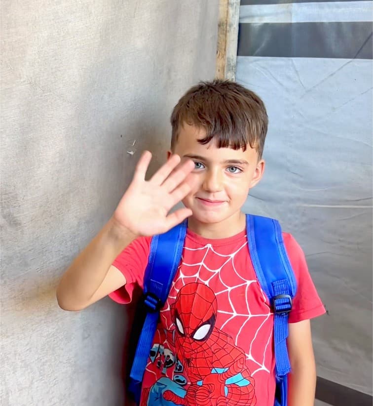 Des enfants de Gaza avec leurs nouveaux cartables