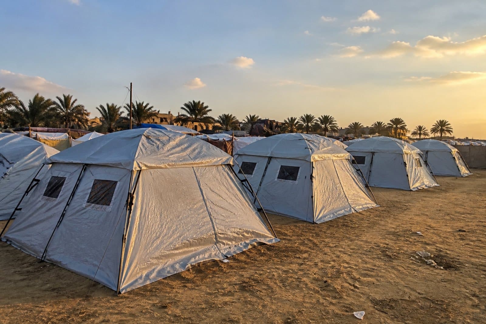 Camp de tentes familiales à Gaza au coucher du soleil