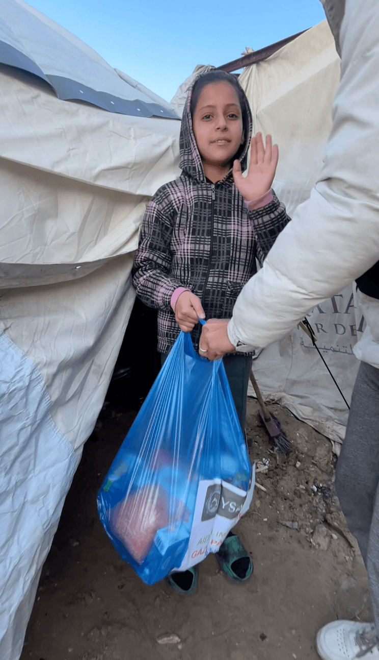 Famille recevant le colis