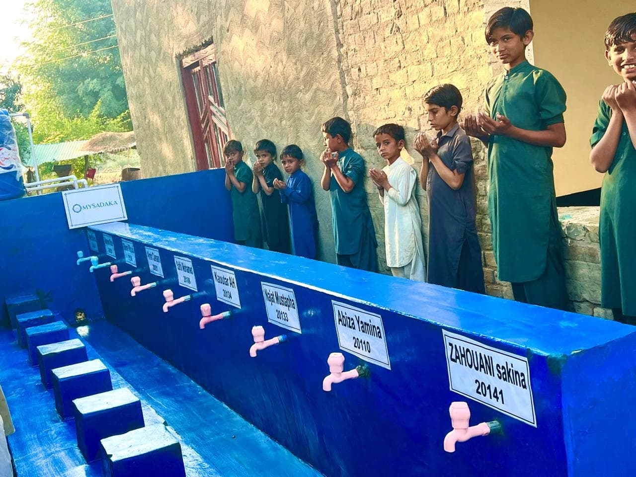 Plaque nominative sur station d'ablution