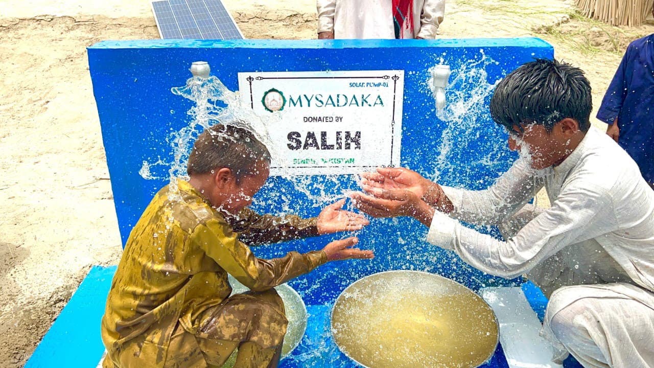 Villageois se réjouissant autour d'un puits d'eau au Pakistan