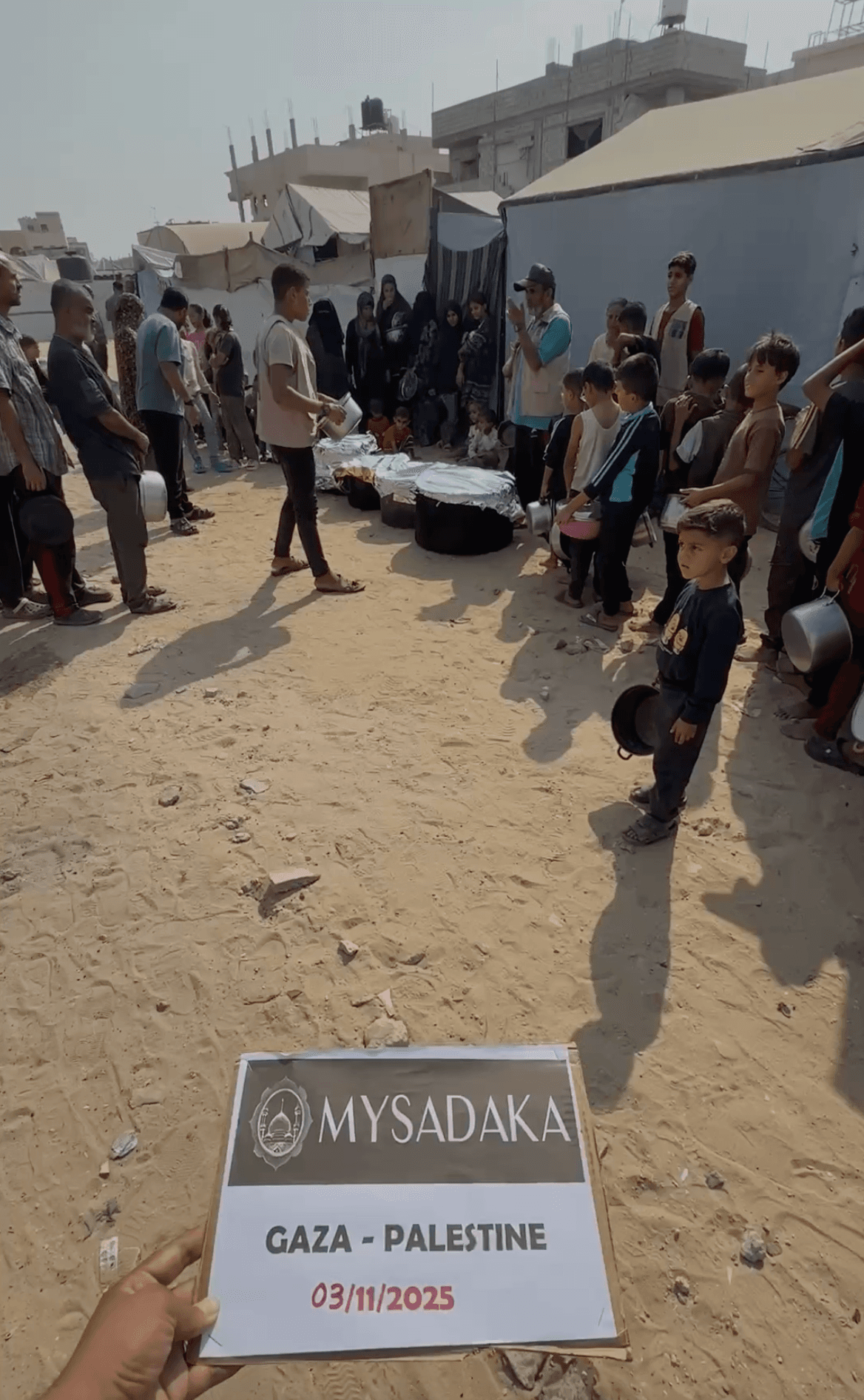 Équipe Mysadaka à Gaza distribuant des repas chauds aux familles déplacées